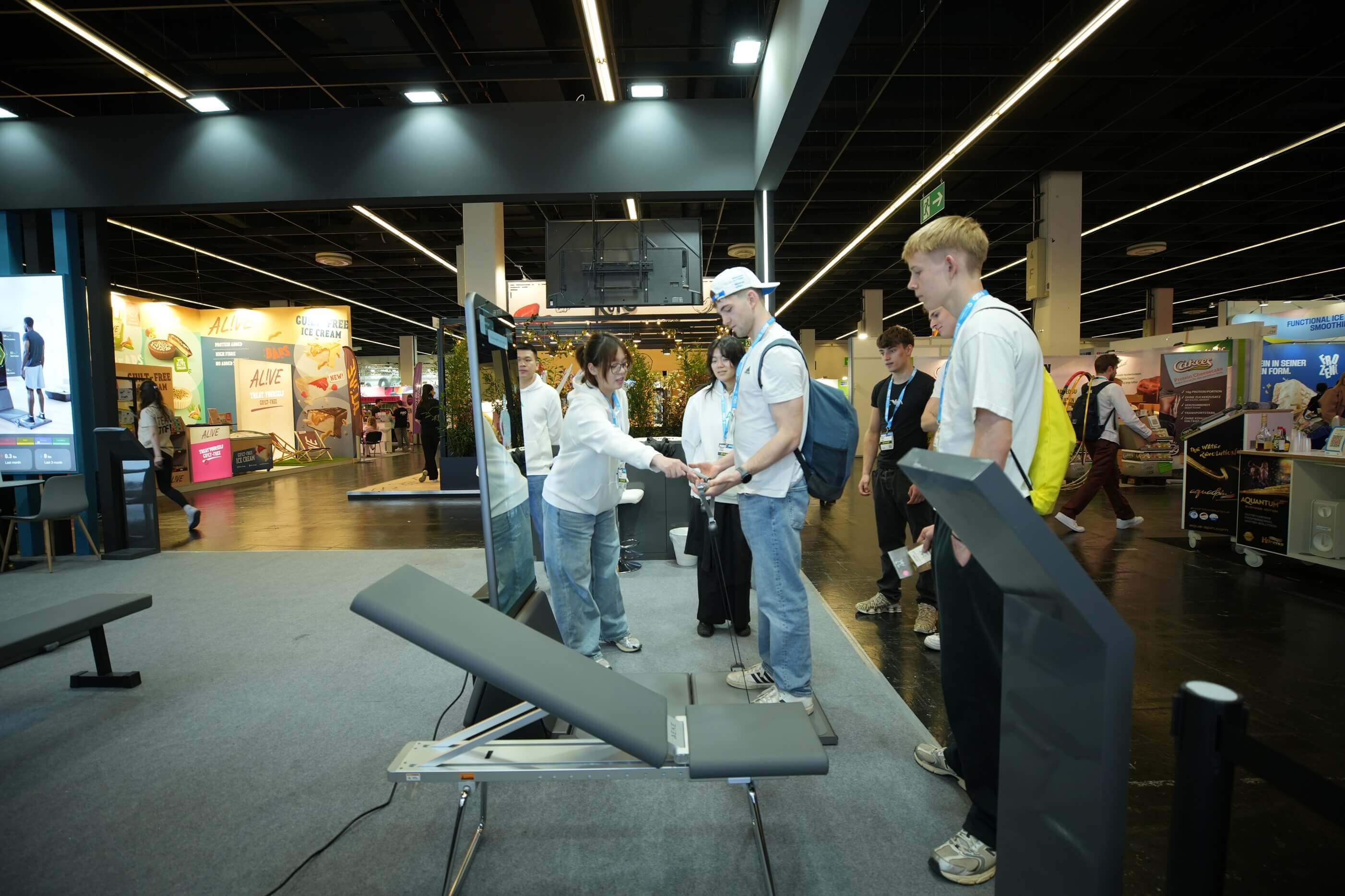 观众在 FIBO 展台体验 AEKE S1Pro